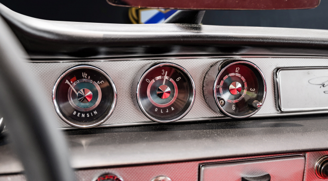 <img src="pubdb/bilder/object/777/30/660VolvoP1800interior-3.jpg"/>