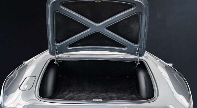 <img src="pubdb/bilder/object/777/42/660VolvoP1800interior-15.jpg"/>