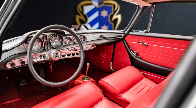 <img src="pubdb/bilder/object/777/43/660VolvoP1800interior-1.jpg"/>